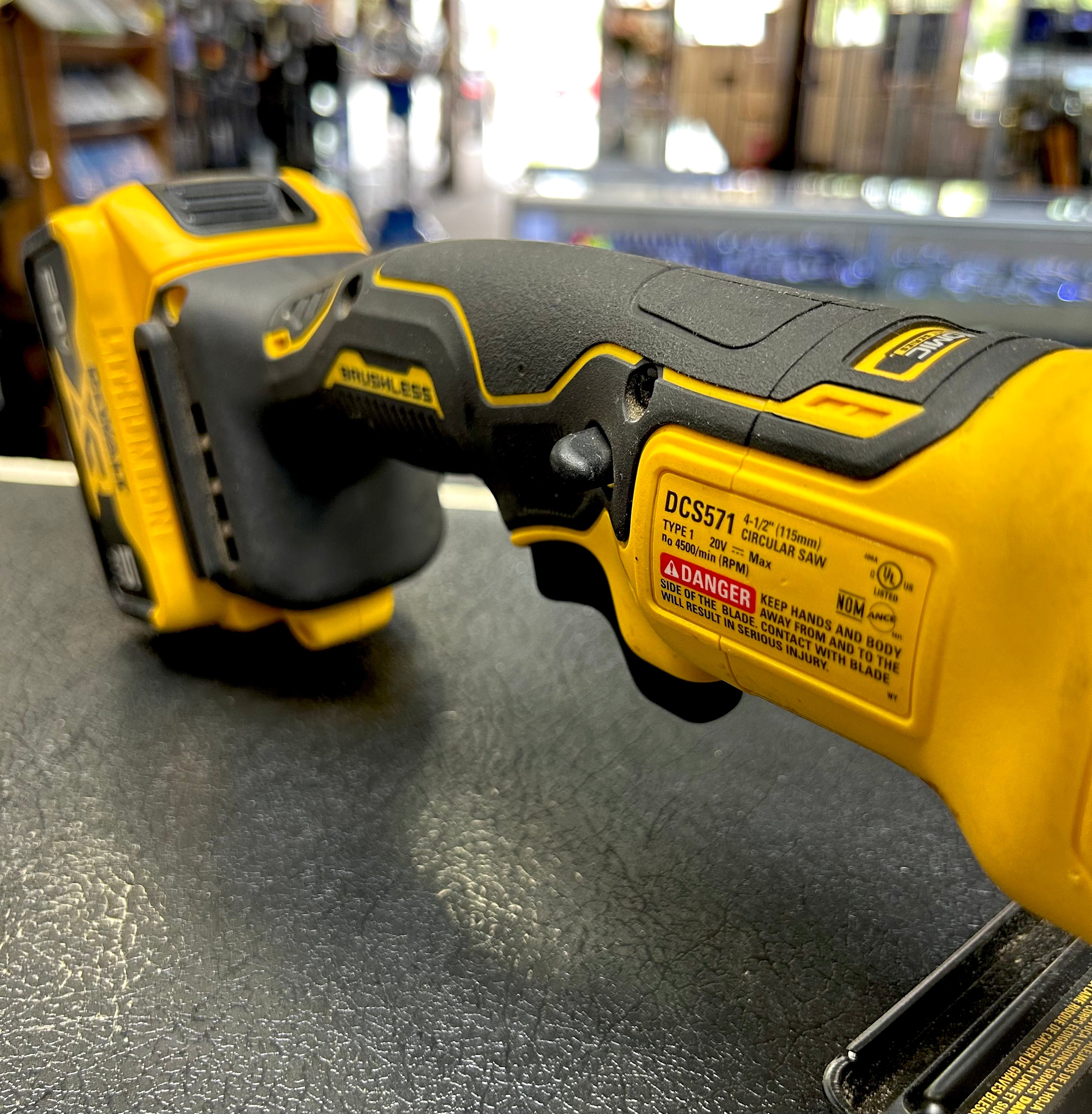 DEWALT DCS571 20V MAX XR Brushless 4-1/2” Circular Saw Kit w/ 5Ah Battery & Charger