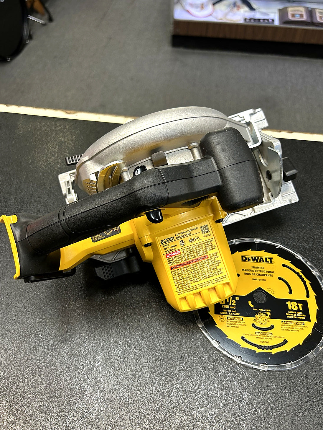 DEWALT DCS391B 20V MAX 6-1/2” Cordless Circular Saw Tool Only w/ Blade & Box
