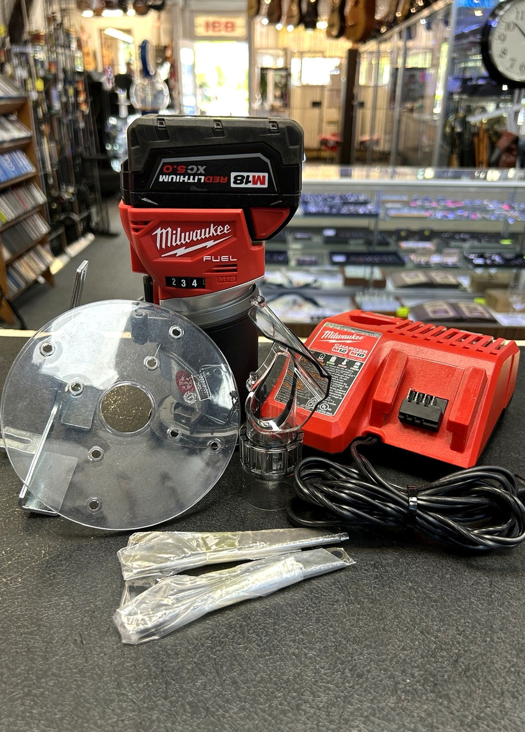Milwaukee M18 FUEL 2723-20 Compact Router 18V Brushless w/ 6.0Ah Battery Charger