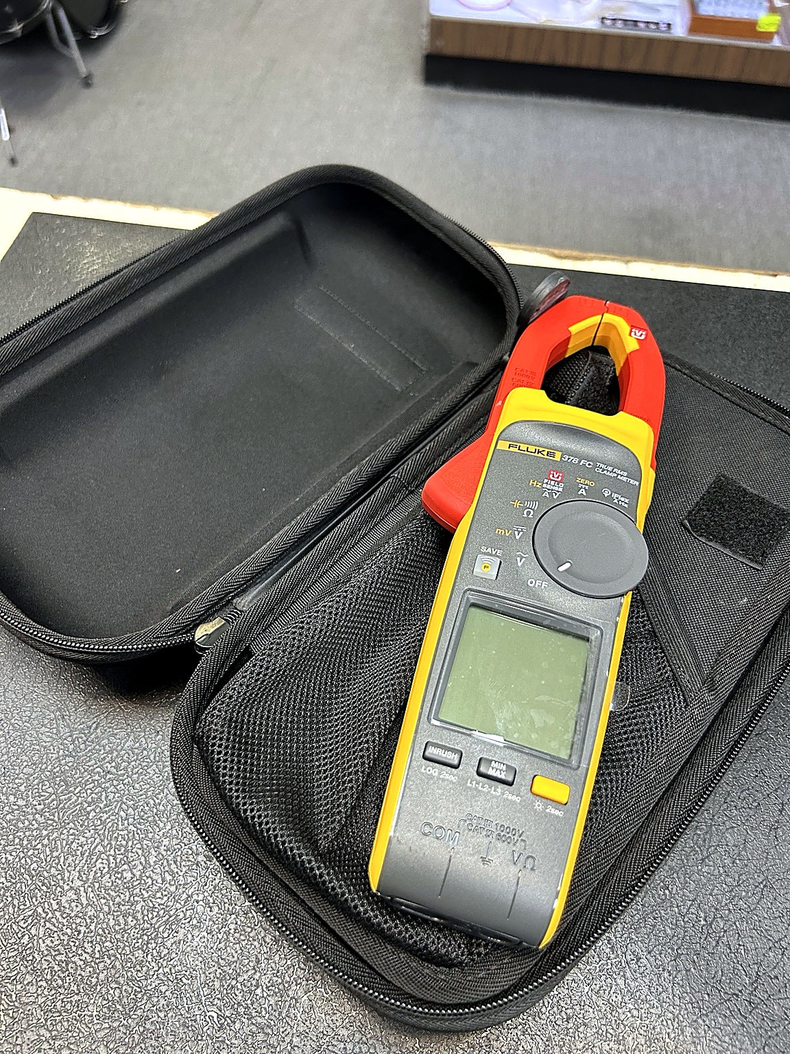Fluke 378 FC True-RMS AC/DC Clamp Meter with iFlex Flexible Current Probe, Test Leads & Carrying Case