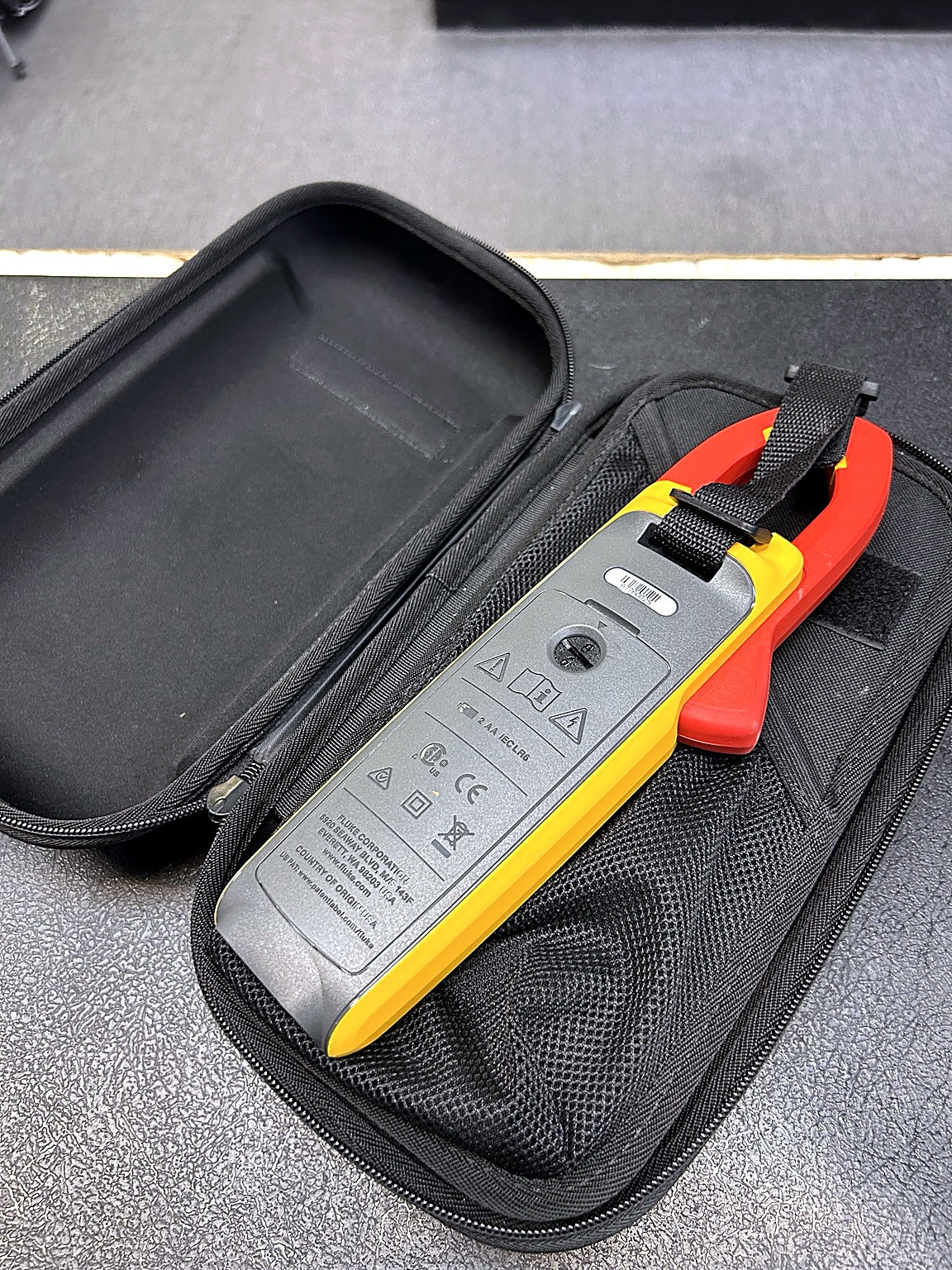 Fluke 378 FC True-RMS AC/DC Clamp Meter with iFlex Flexible Current Probe, Test Leads & Carrying Case