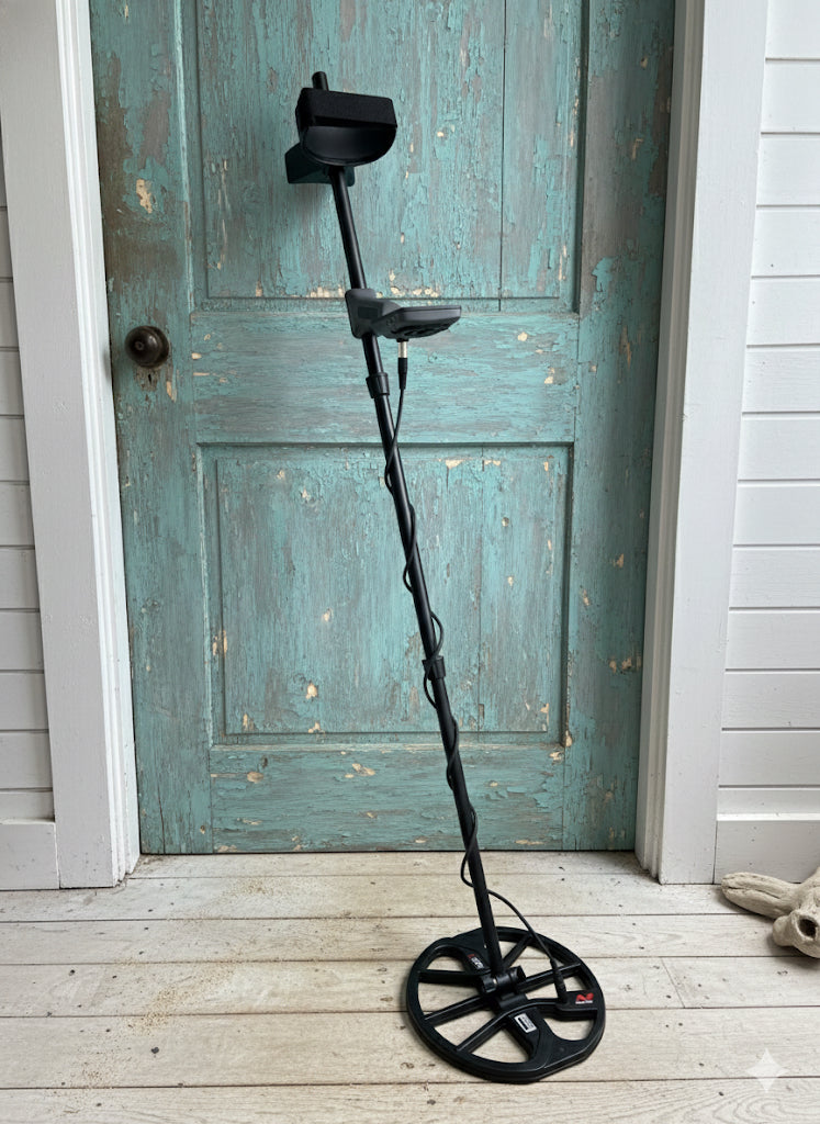 Minelab Equinox 600 Metal Detector - Multi-IQ Technology, Waterproof, New in Box