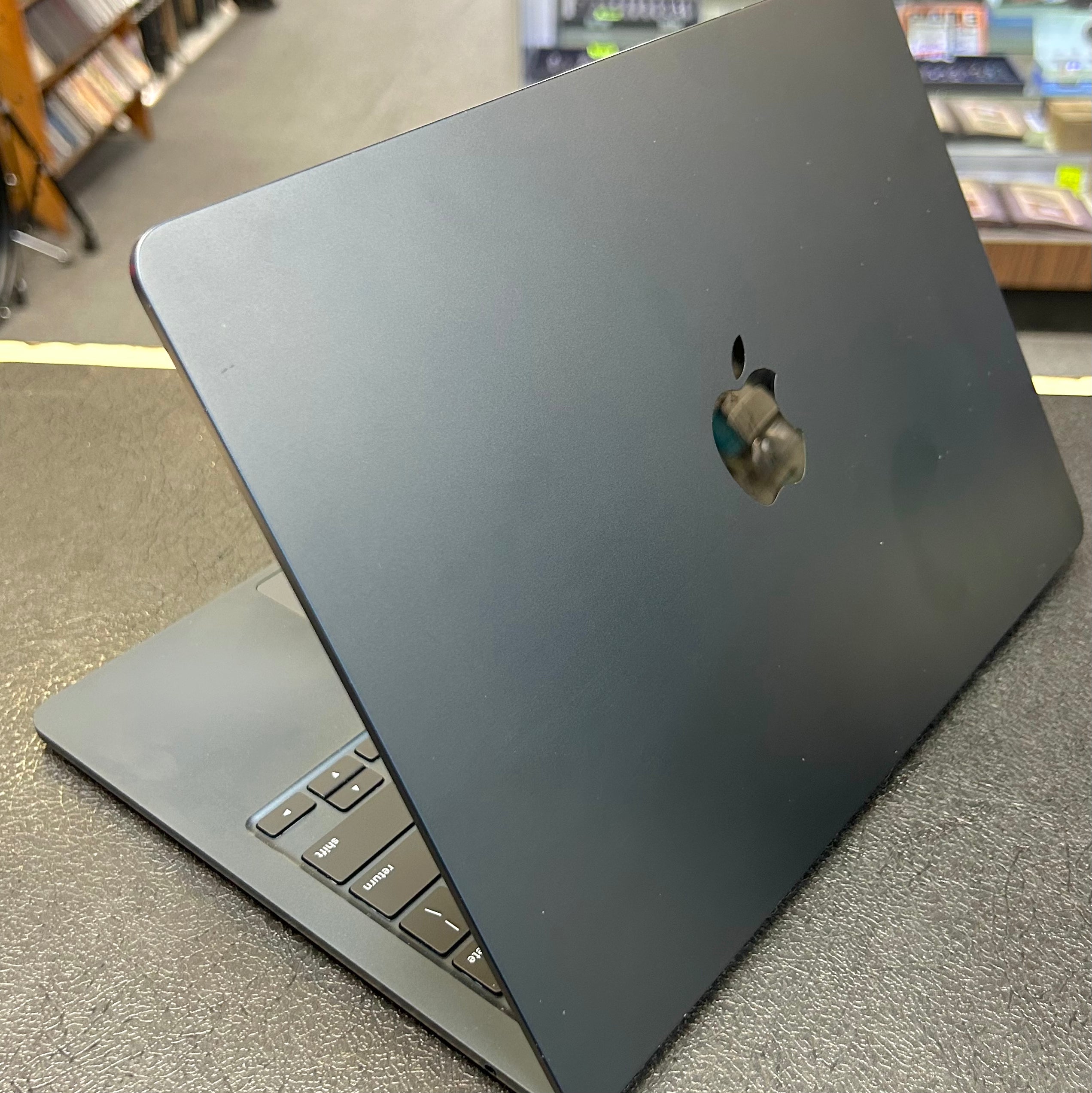 Apple MacBook Air M2 2022 13.6” 16GB 256GB SSD Midnight w/ Charger A2681