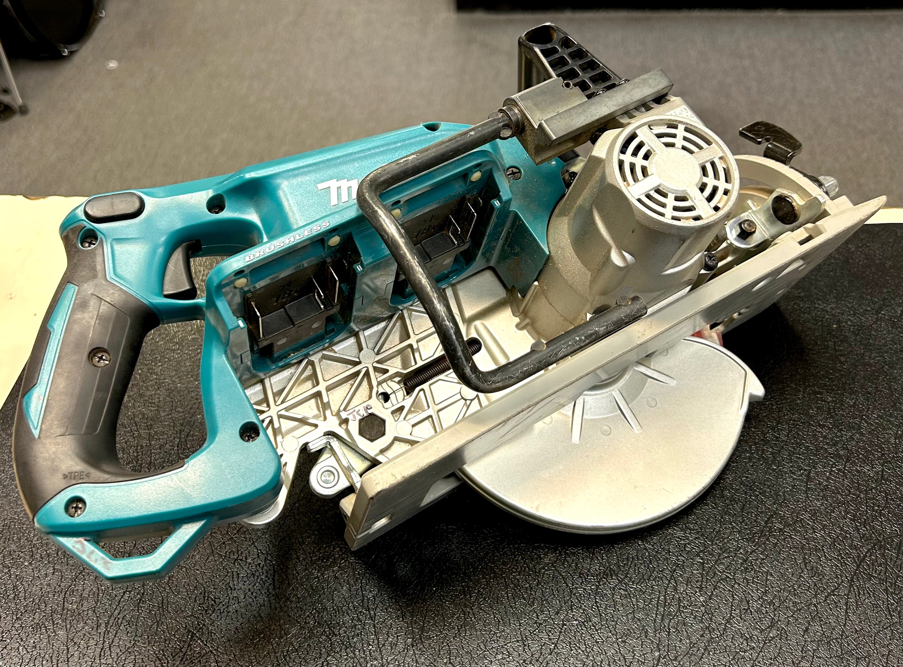 Makita  36V (18V X2) LXT Brushless 7-1/4” Circular Saw w/ Electric Brake – Tool Only