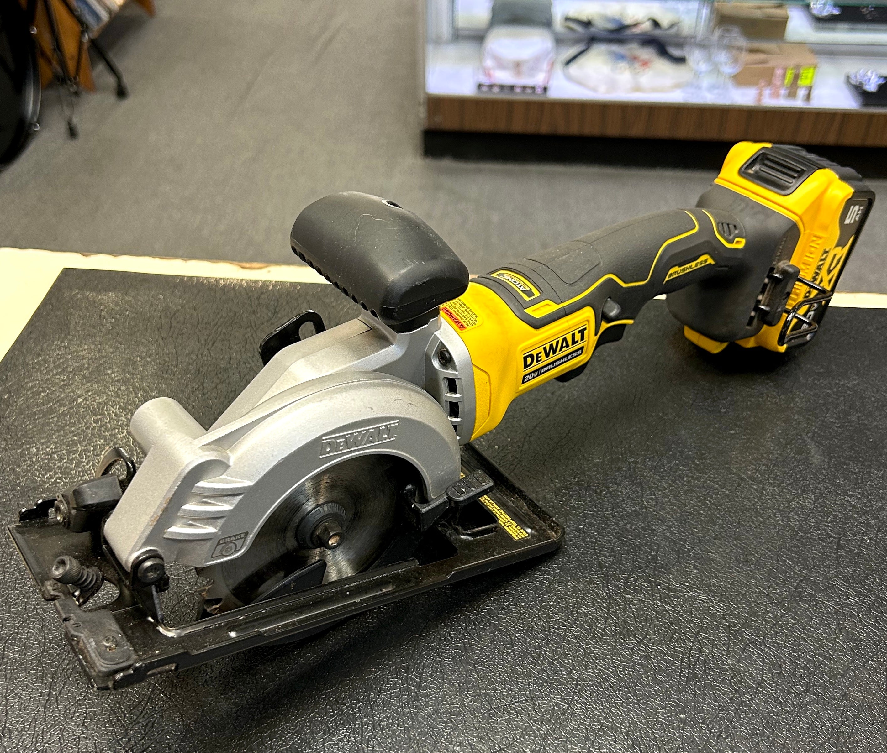 DEWALT DCS571 20V MAX XR Brushless 4-1/2” Circular Saw Kit w/ 5Ah Battery & Charger