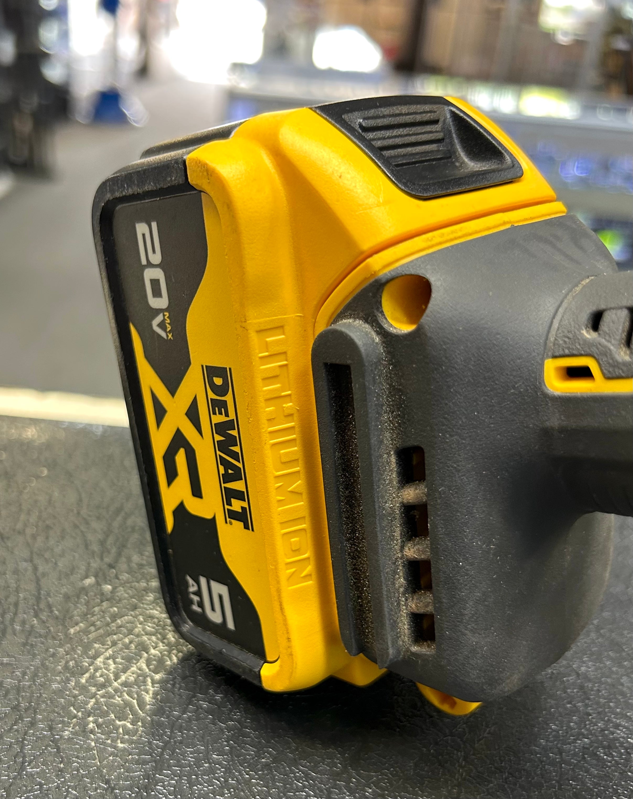 DEWALT DCS571 20V MAX XR Brushless 4-1/2” Circular Saw Kit w/ 5Ah Battery & Charger