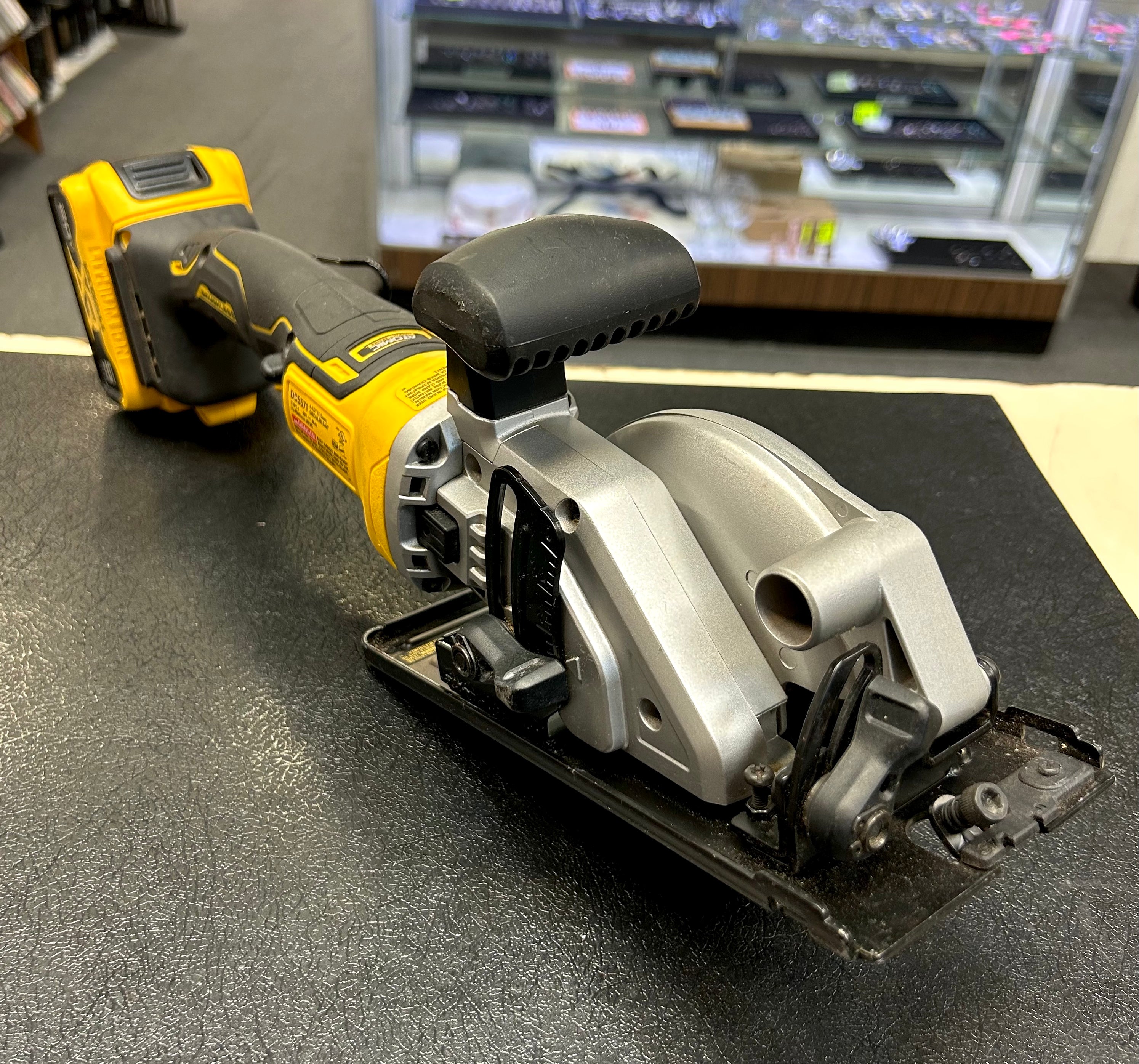 DEWALT DCS571 20V MAX XR Brushless 4-1/2” Circular Saw Kit w/ 5Ah Battery & Charger