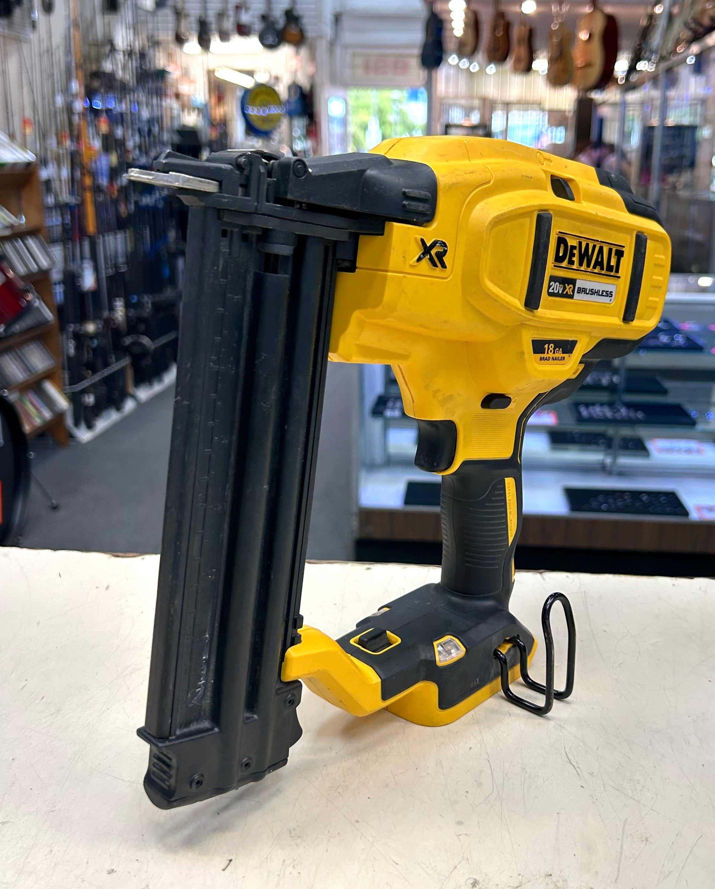 DeWALT 20V MAX XR 18-Gauge Brad Nailer – Cordless – Pre-Owned Tested Working