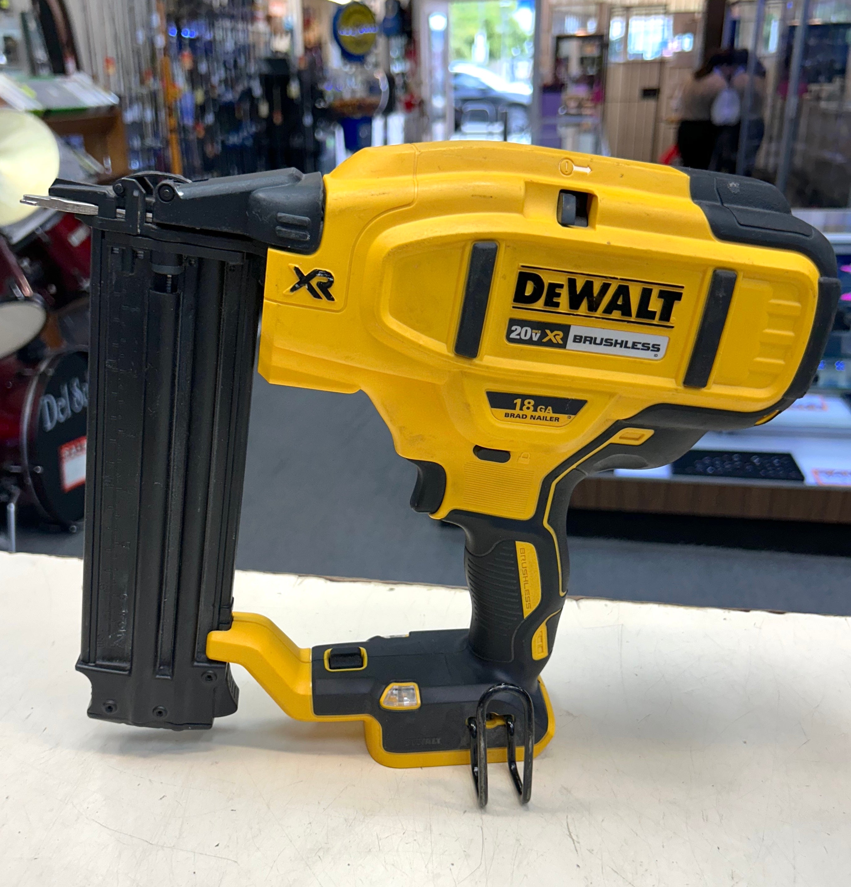 DeWALT 20V MAX XR 18-Gauge Brad Nailer – Cordless – Pre-Owned Tested Working