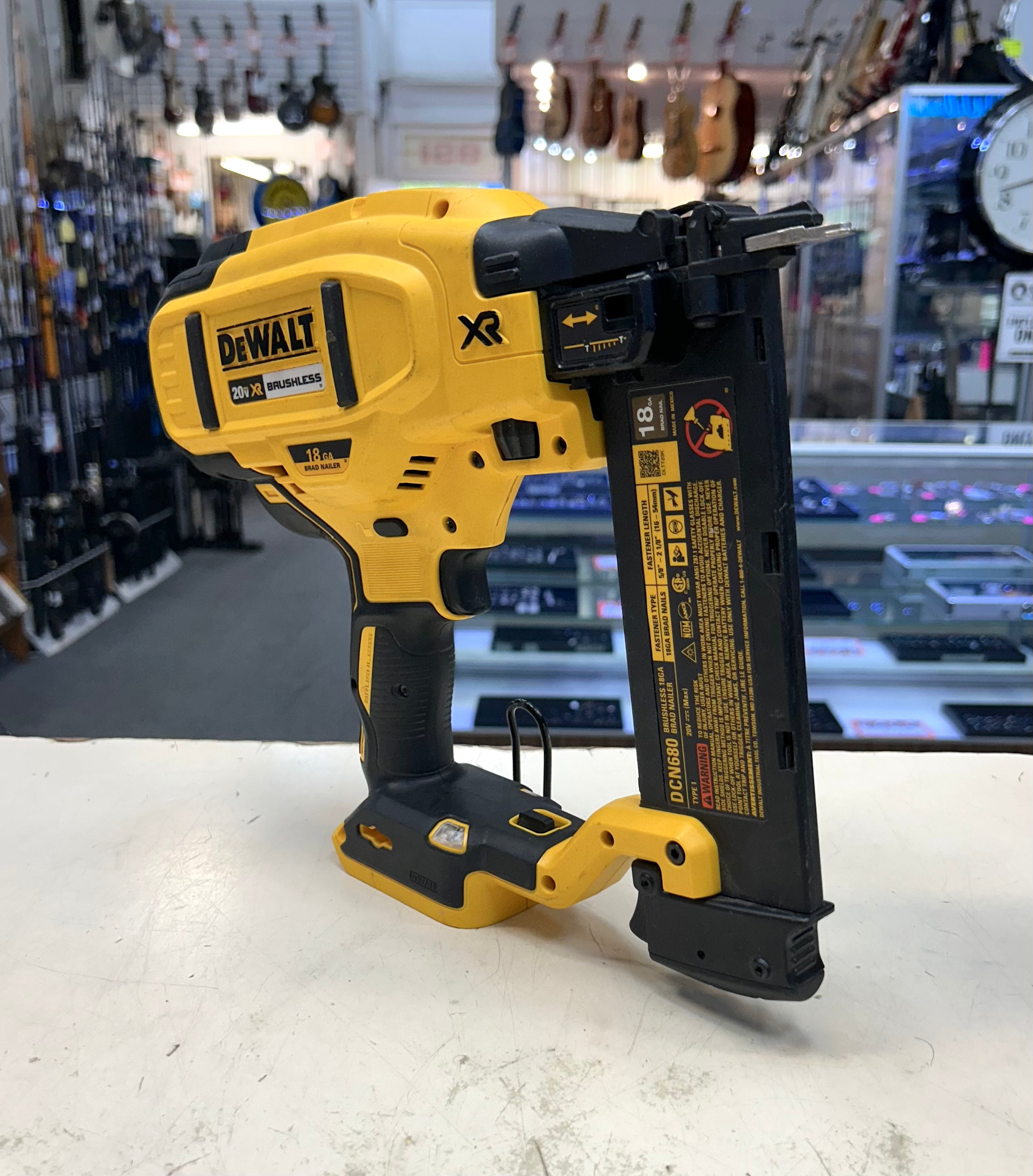 DeWALT 20V MAX XR 18-Gauge Brad Nailer – Cordless – Pre-Owned Tested Working