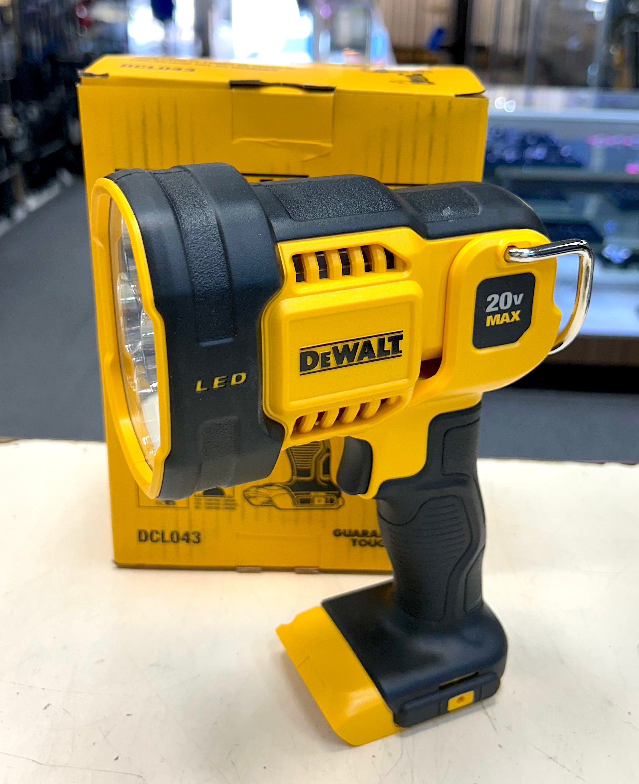 DeWalt 20V MAX LED Jobsite Spotlight Flashlight Tool Only w/ Box – 1000 Lumens
