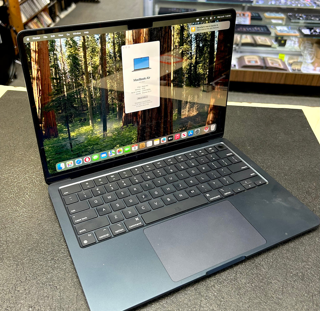 Apple MacBook Air M2 2022 13.6” 8GB RAM 256GB SSD - Cycle Count 8