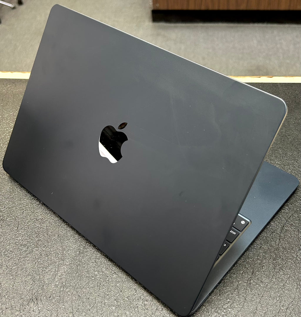 Apple MacBook Air M2 2022 13.6” 8GB RAM 256GB SSD - Cycle Count 8