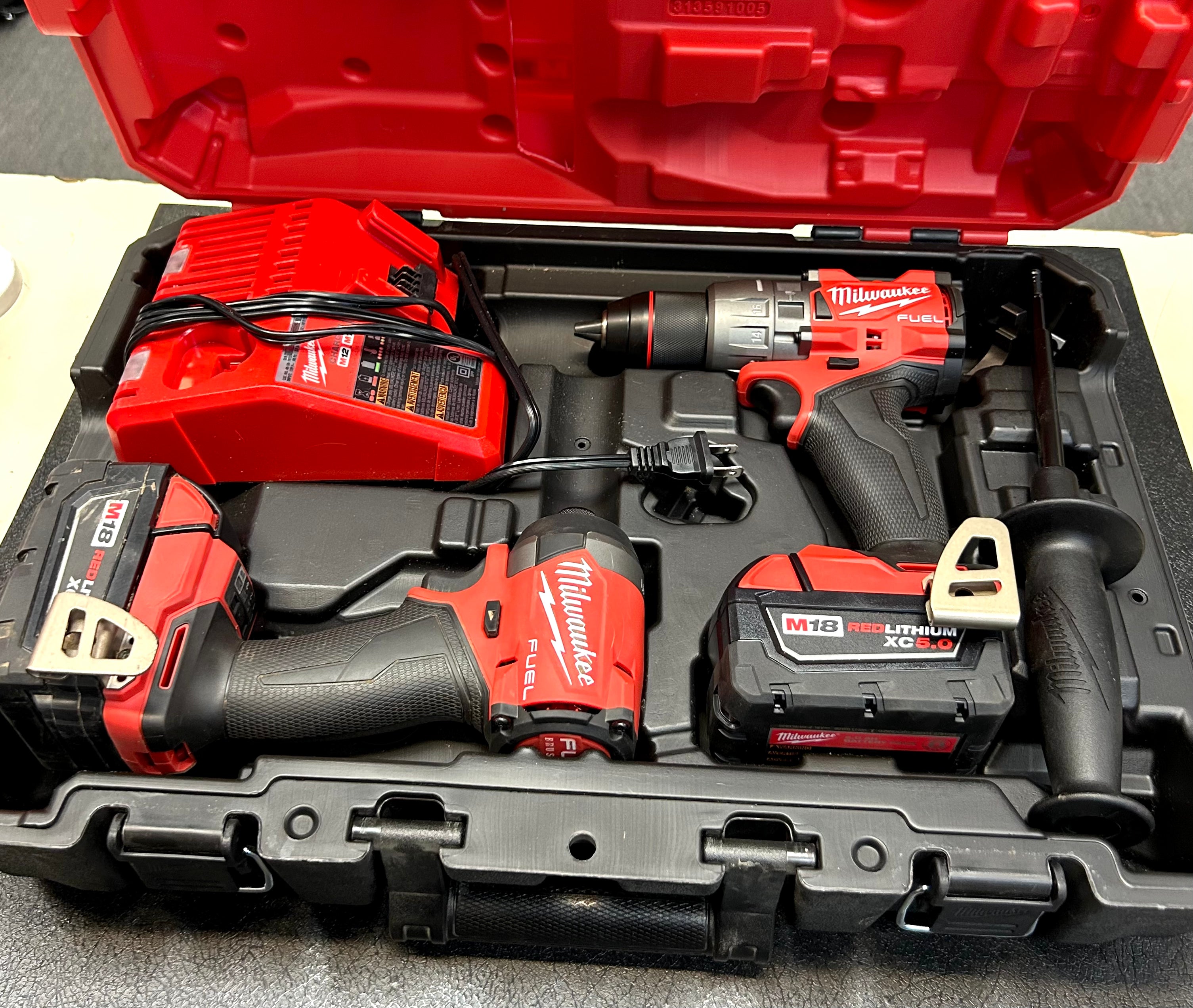 MILWAUKEE M18 FUEL Hammer Drill & Impact Driver Combo Kit