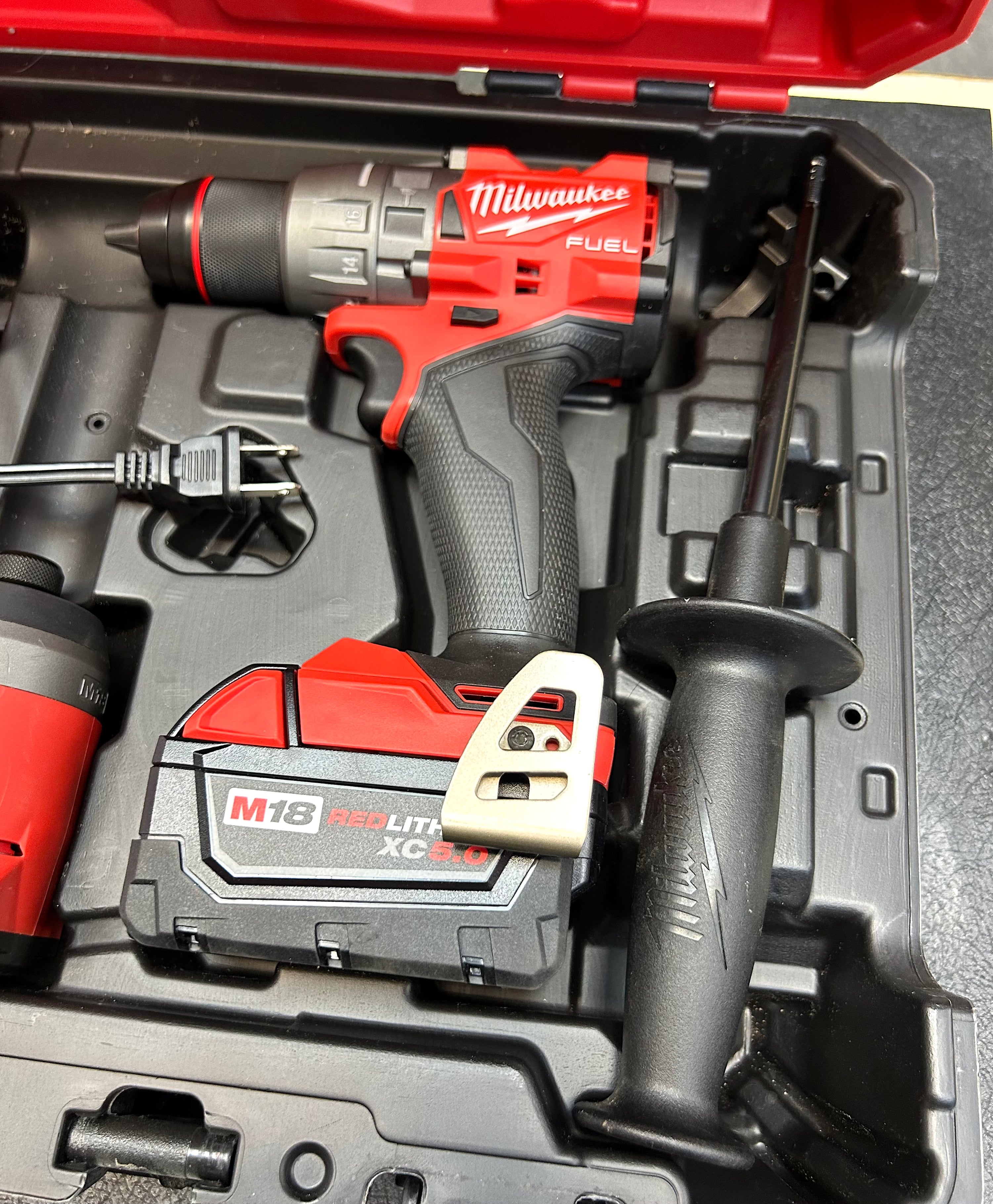 MILWAUKEE M18 FUEL Hammer Drill & Impact Driver Combo Kit