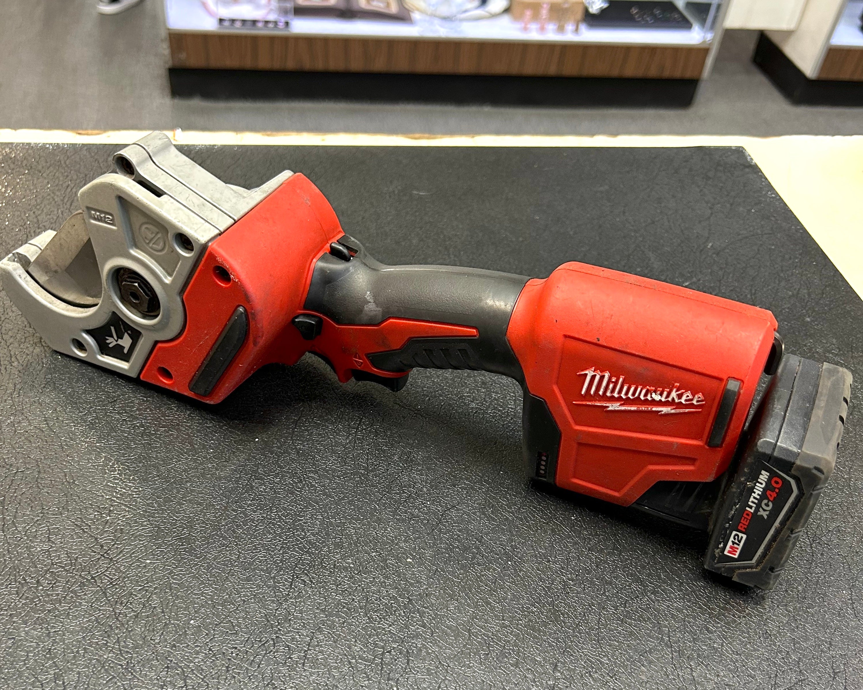 Milwaukee M12 PVC Shear Cutter 2470-20 12V Cordless Pipe Cutter w/ M12 XC 4.0 Battery