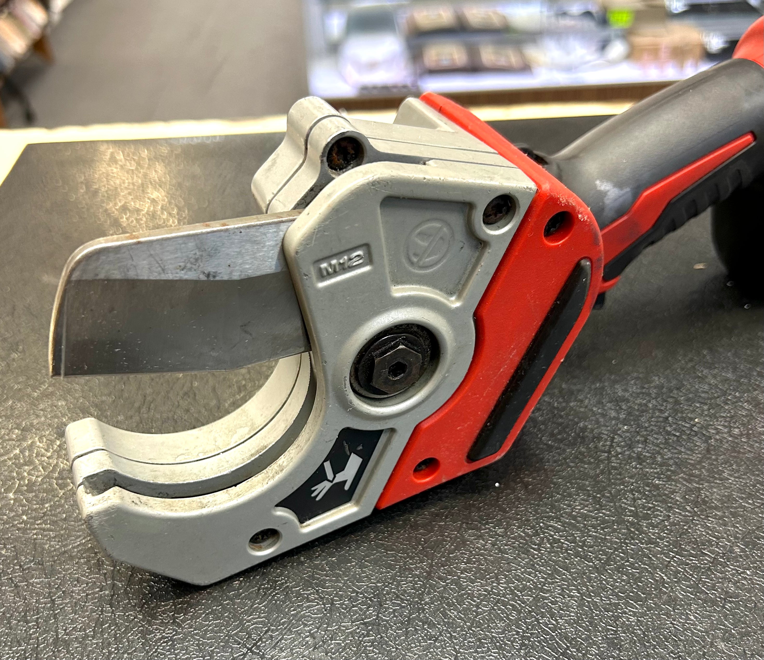 Milwaukee M12 PVC Shear Cutter 2470-20 12V Cordless Pipe Cutter w/ M12 XC 4.0 Battery