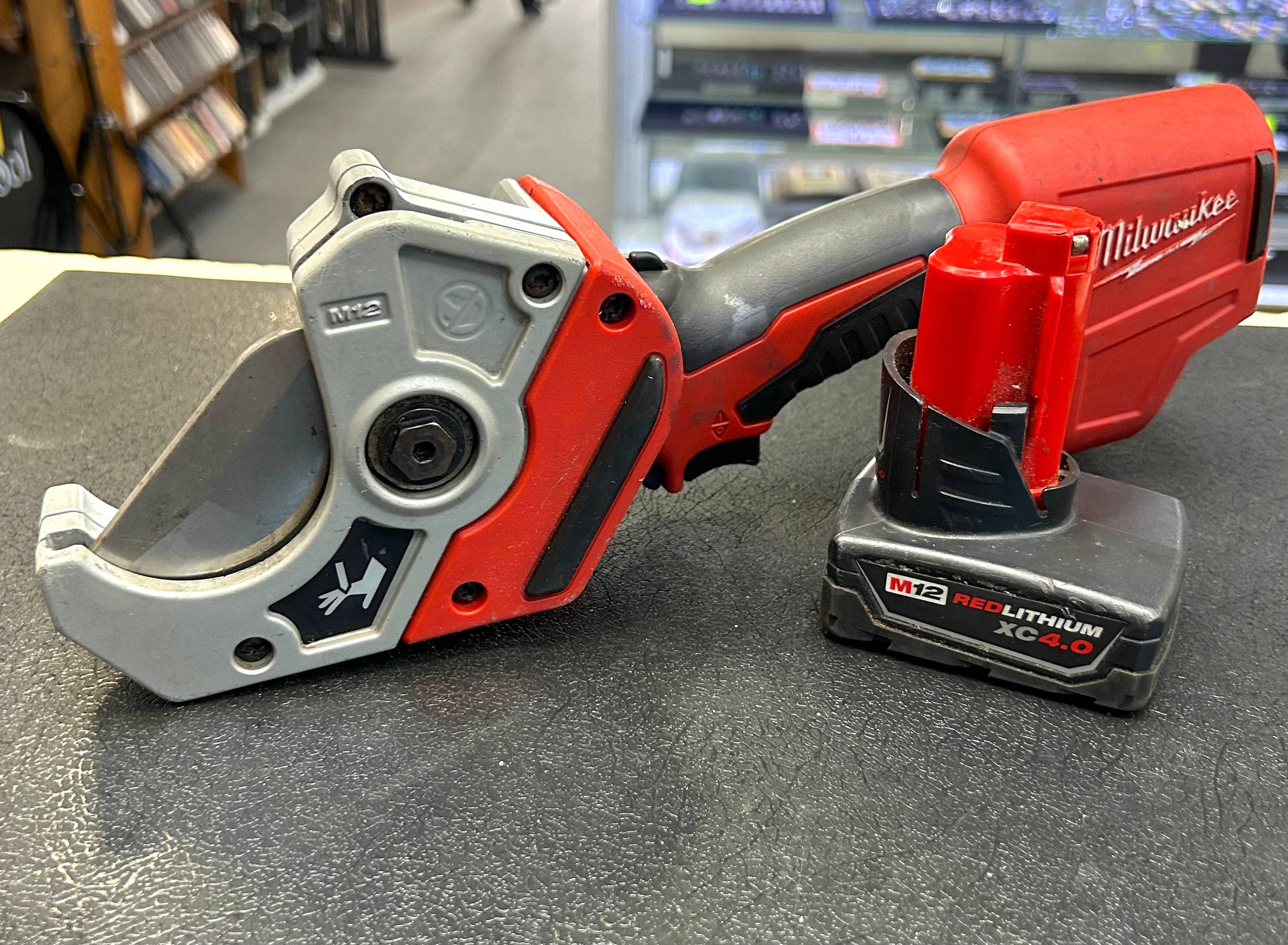 Milwaukee M12 PVC Shear Cutter 2470-20 12V Cordless Pipe Cutter w/ M12 XC 4.0 Battery