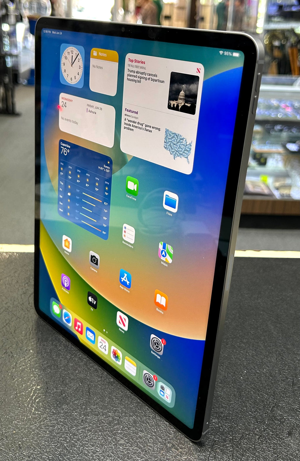 Apple iPad Pro 12.9" 6th Gen M2 256GB Wi-Fi + Cellular Unlocked Space Gray