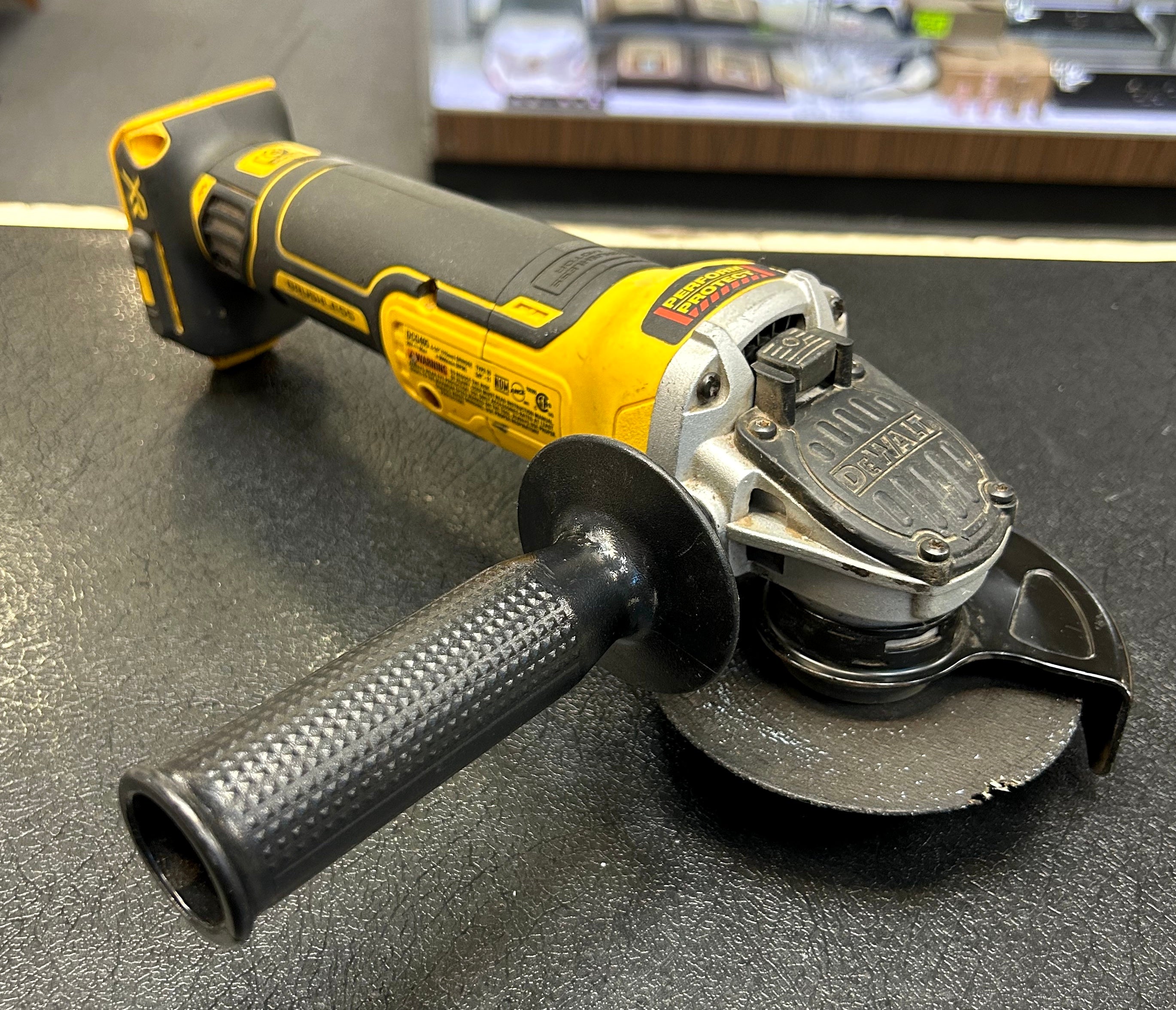 DEWALT DCG405 20V MAX XR Brushless 4-1/2” / 5” Cordless Angle Grinder Tool Only