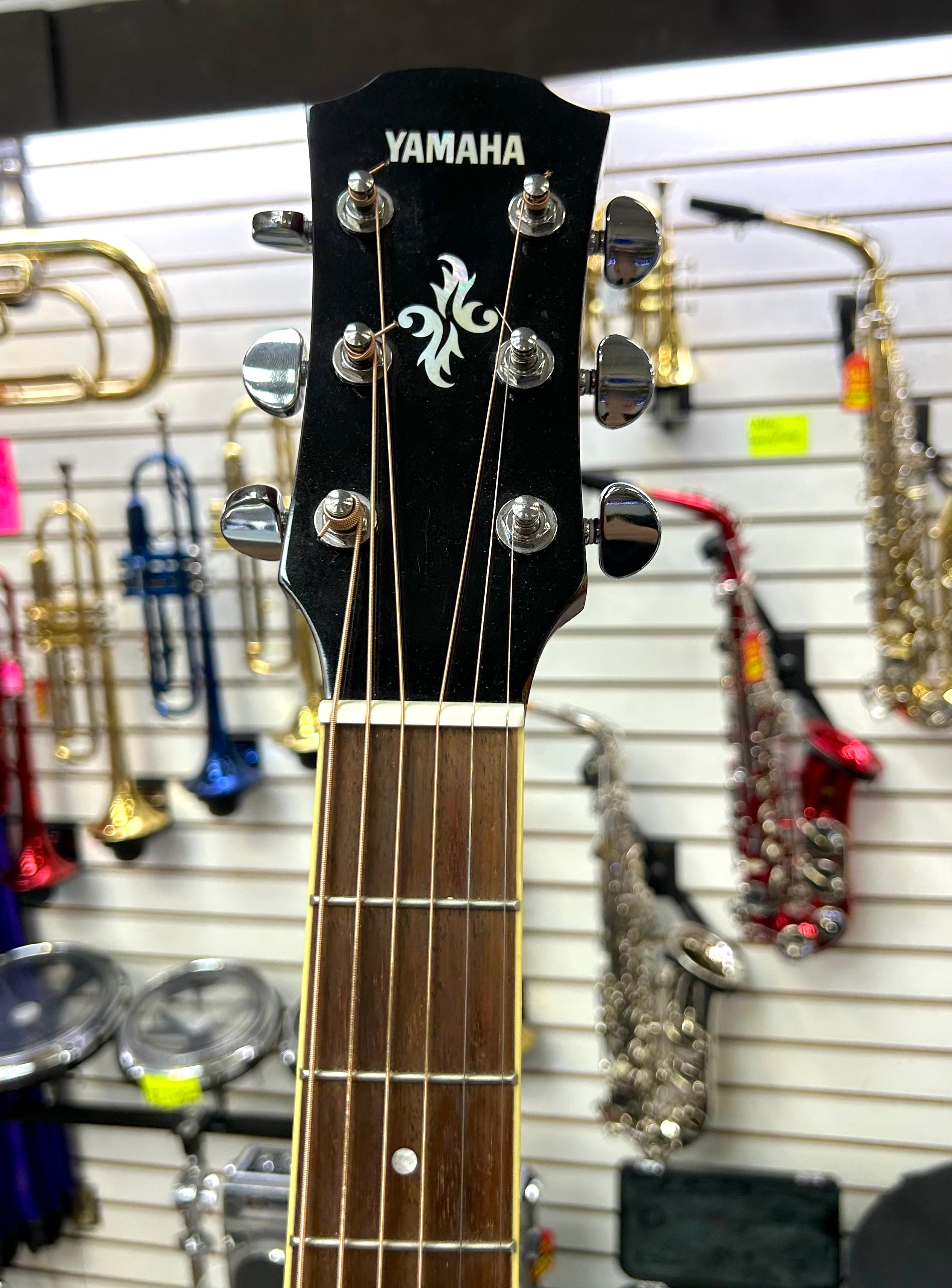 Yamaha APX500III Acoustic Electric Guitar – Thin-Body Cutaway – Red Burst